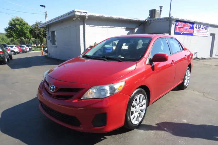 2012 Toyota Corolla LE photo 1