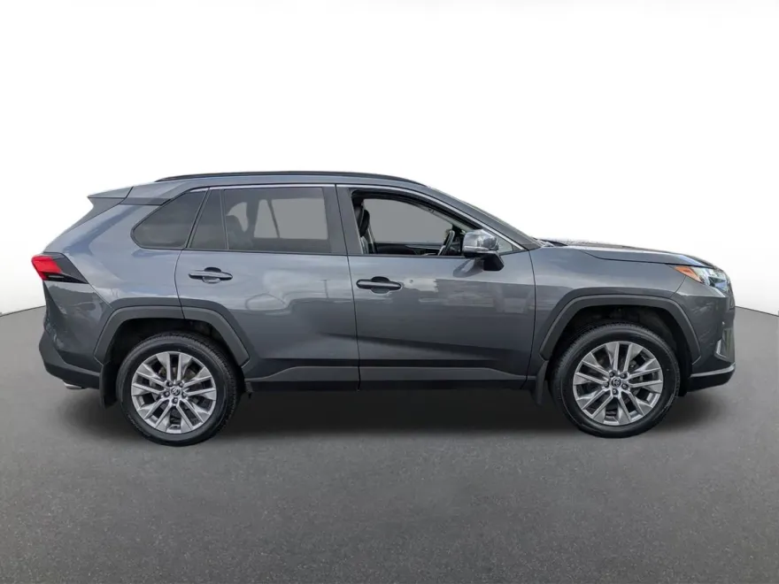 2022 Toyota RAV4 XLE Premium photo 1