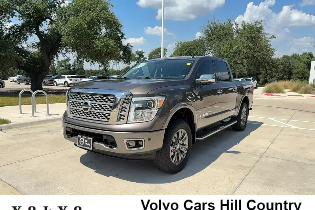 2017 Nissan Titan Platinum Reserve photo 1