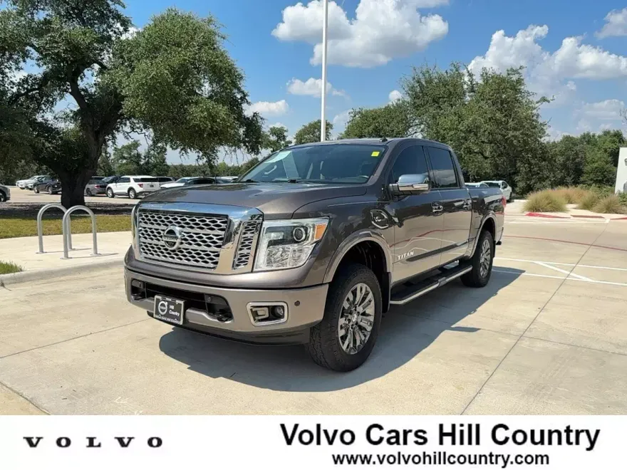 2017 Nissan Titan Platinum Reserve photo 1