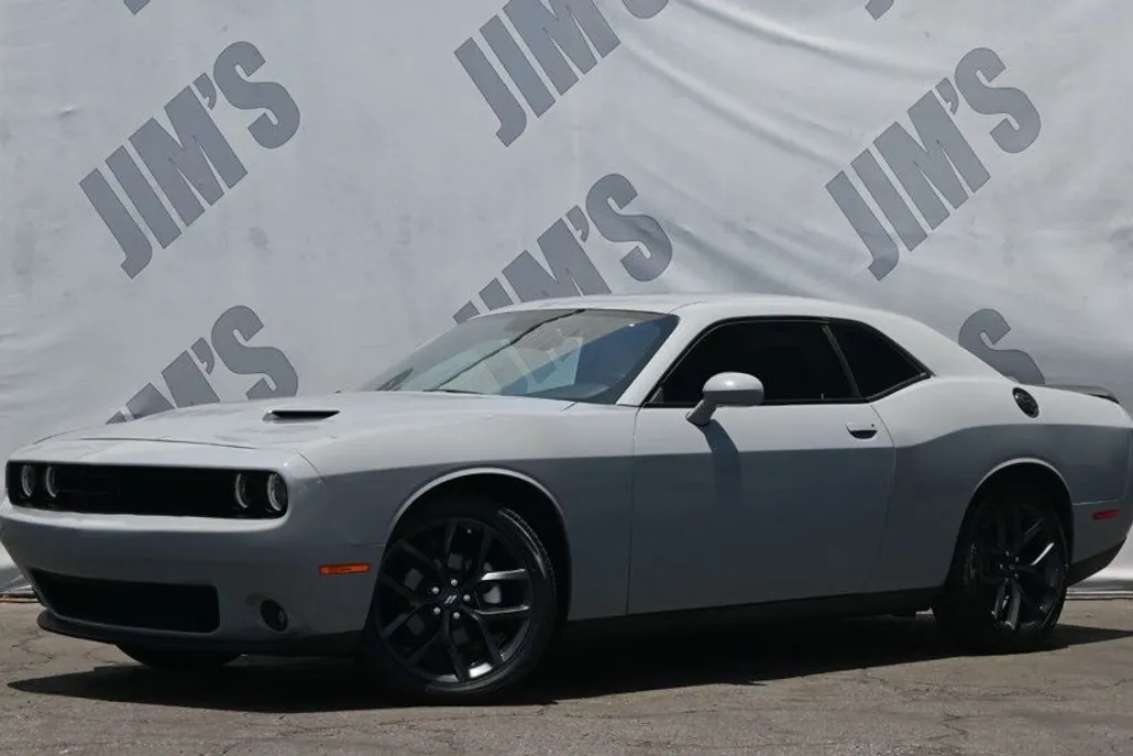 2022 Dodge Challenger SXT photo 1