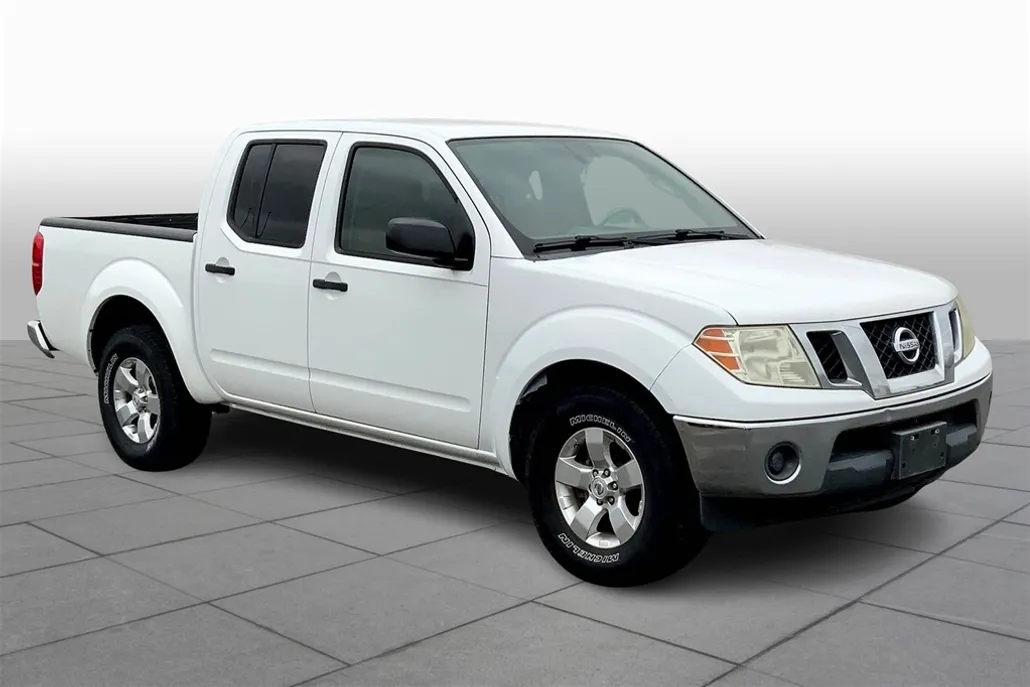 2011 Nissan Frontier SV photo 1
