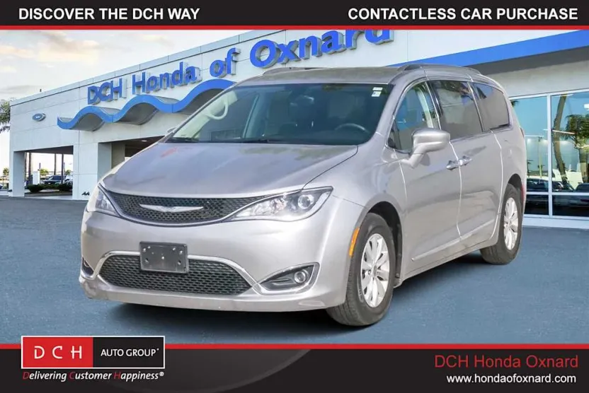 2017 Chrysler Pacifica Touring L photo 1