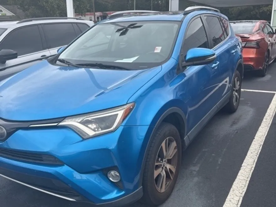 2017 Toyota RAV4 XLE photo 1