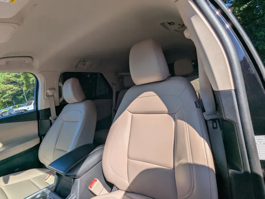 2023 Ford Explorer XLT photo 1