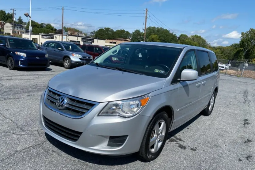 2009 Volkswagen Routan SEL photo 1
