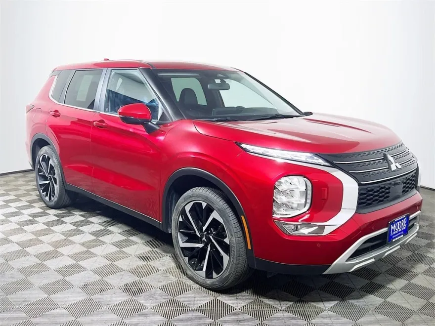 2024 Mitsubishi Outlander SE photo 1