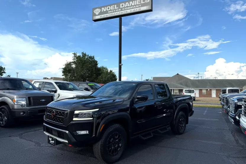 2023 Nissan Frontier PRO-4X Crew Cab photo 1
