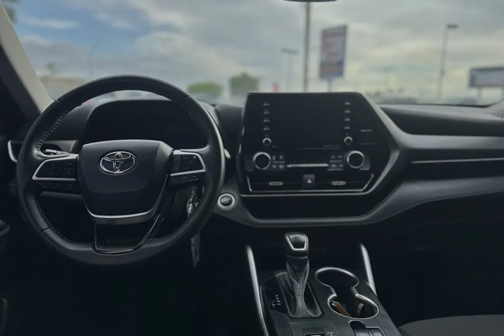 2022 Toyota Highlander LE photo 1