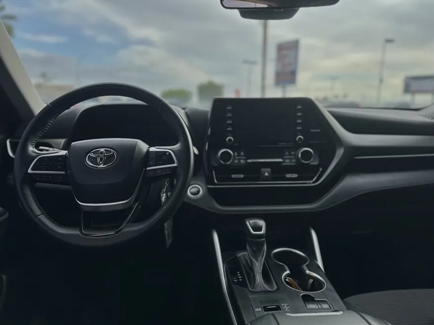 2022 Toyota Highlander LE photo 1