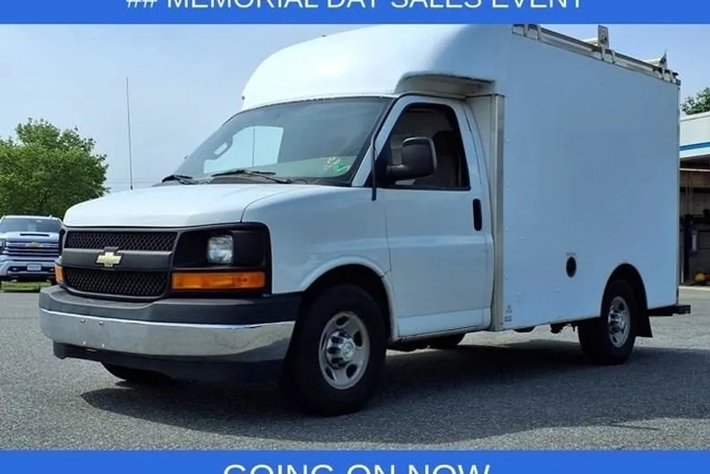 2017 Chevrolet Express 3500 Cutaway photo 1