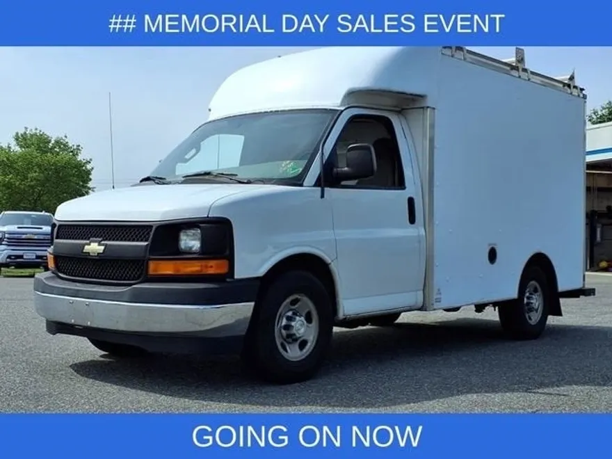 2017 Chevrolet Express 3500 Cutaway photo 1