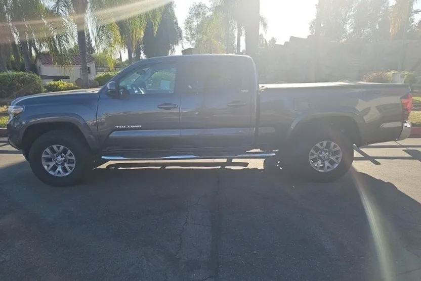 2019 Toyota Tacoma SR5 V6 photo 1