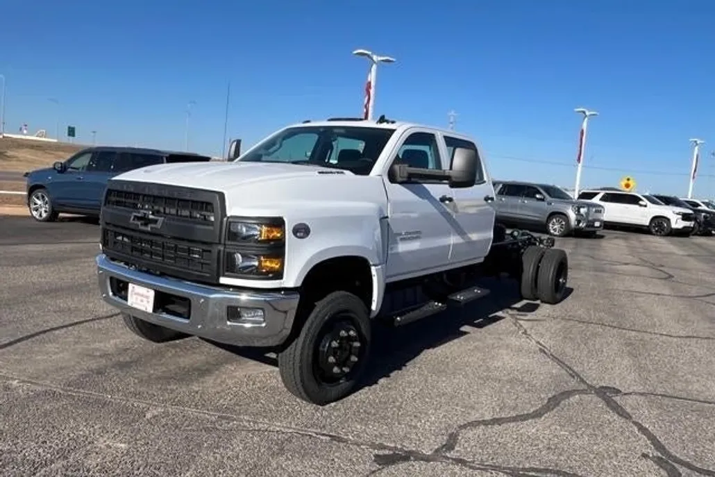 2023 Chevrolet Silverado 5500HD LT photo 1