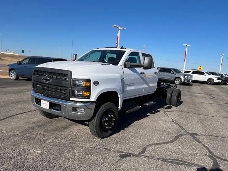 2023 Chevrolet Silverado 5500HD LT photo 1