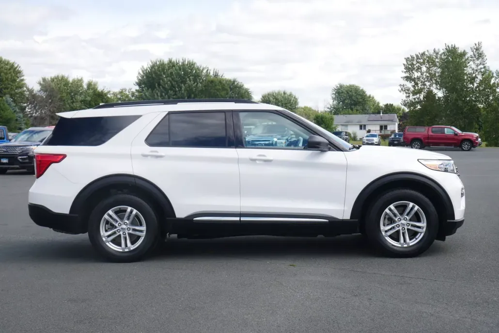2023 Ford Explorer XLT photo 1