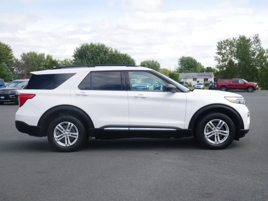 2023 Ford Explorer XLT photo 1