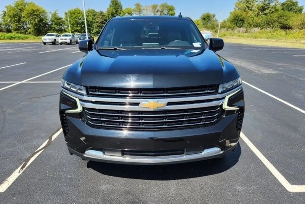2023 Chevrolet Suburban LT photo 1