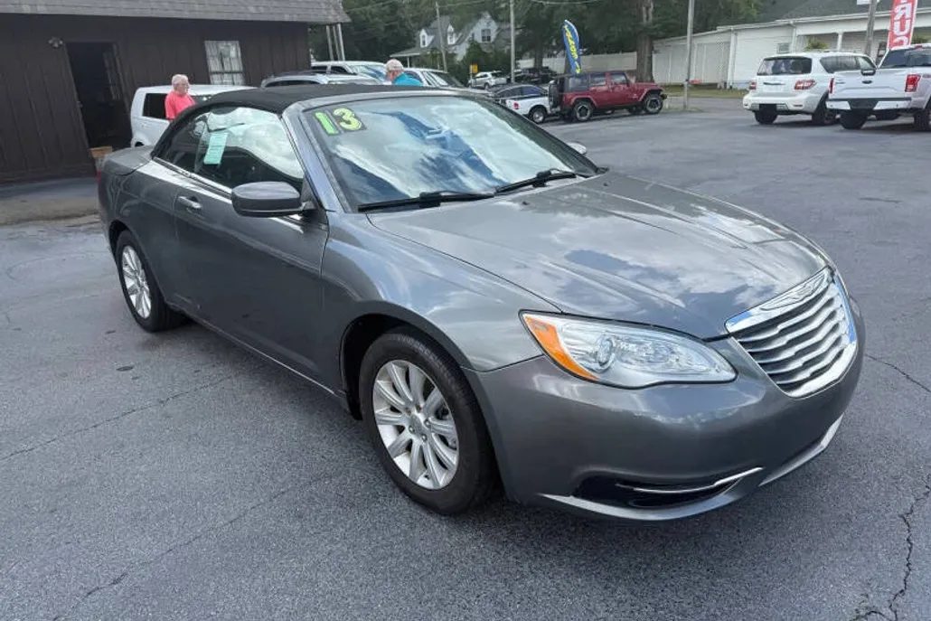 2013 Chrysler 200 Touring photo 1