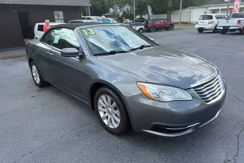 2013 Chrysler 200 Touring photo 1