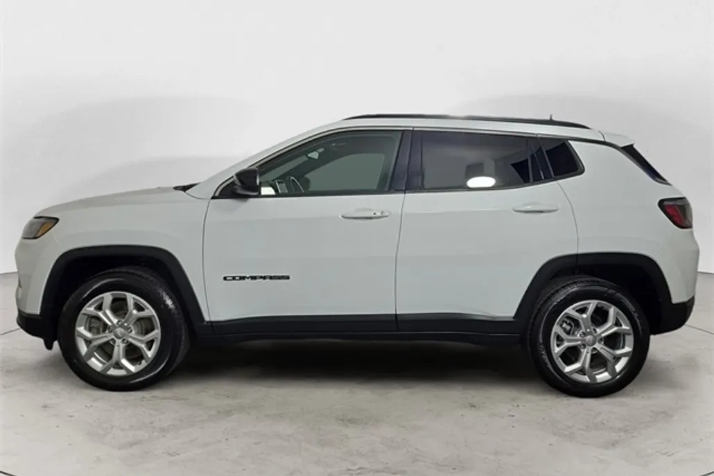 2024 Jeep Compass Latitude photo 1