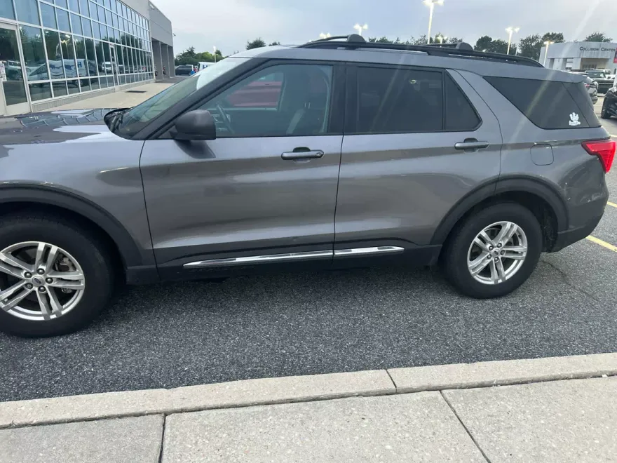 2021 Ford Explorer XLT photo 1