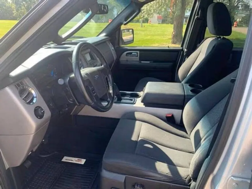 2017 Ford Expedition XLT photo 1