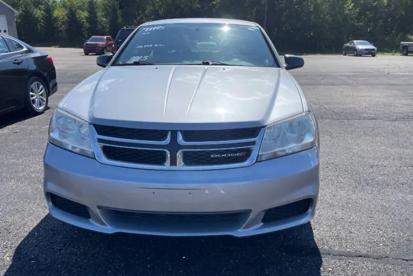 2013 Dodge Avenger SE photo 1