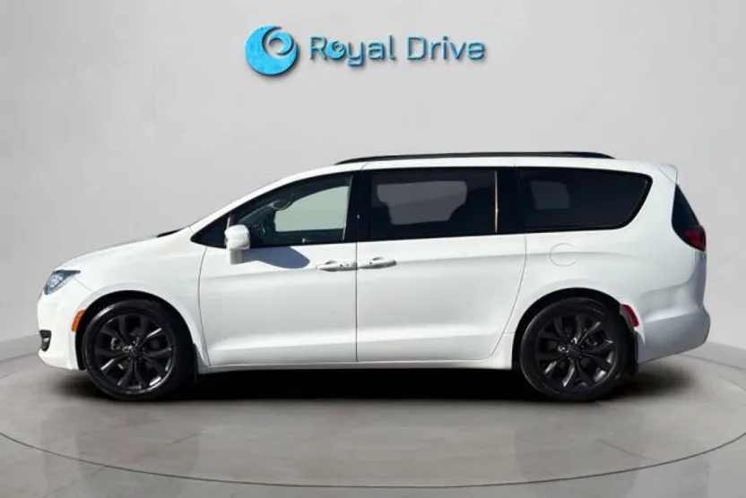 2020 Chrysler Pacifica Touring photo 1