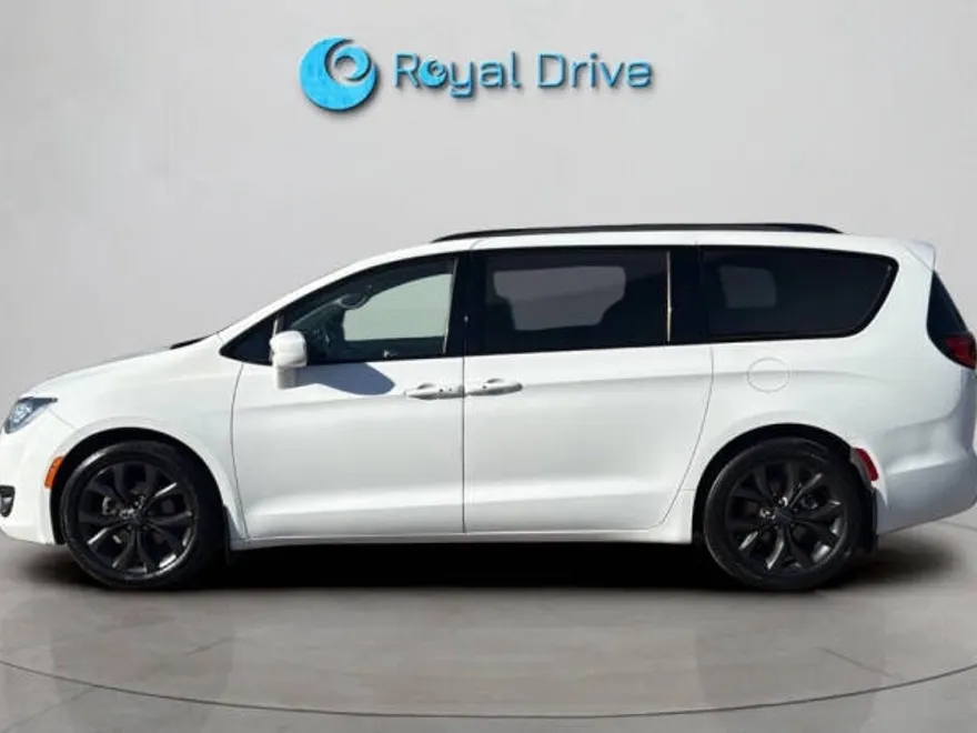 2020 Chrysler Pacifica Touring photo 1