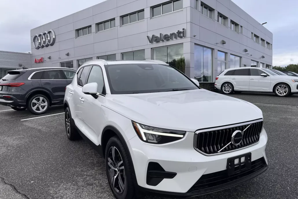 2025 Volvo XC40 Core photo 1
