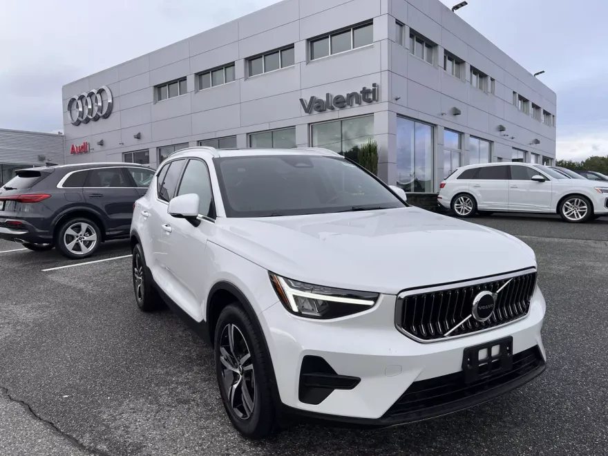 2025 Volvo XC40 Core photo 1