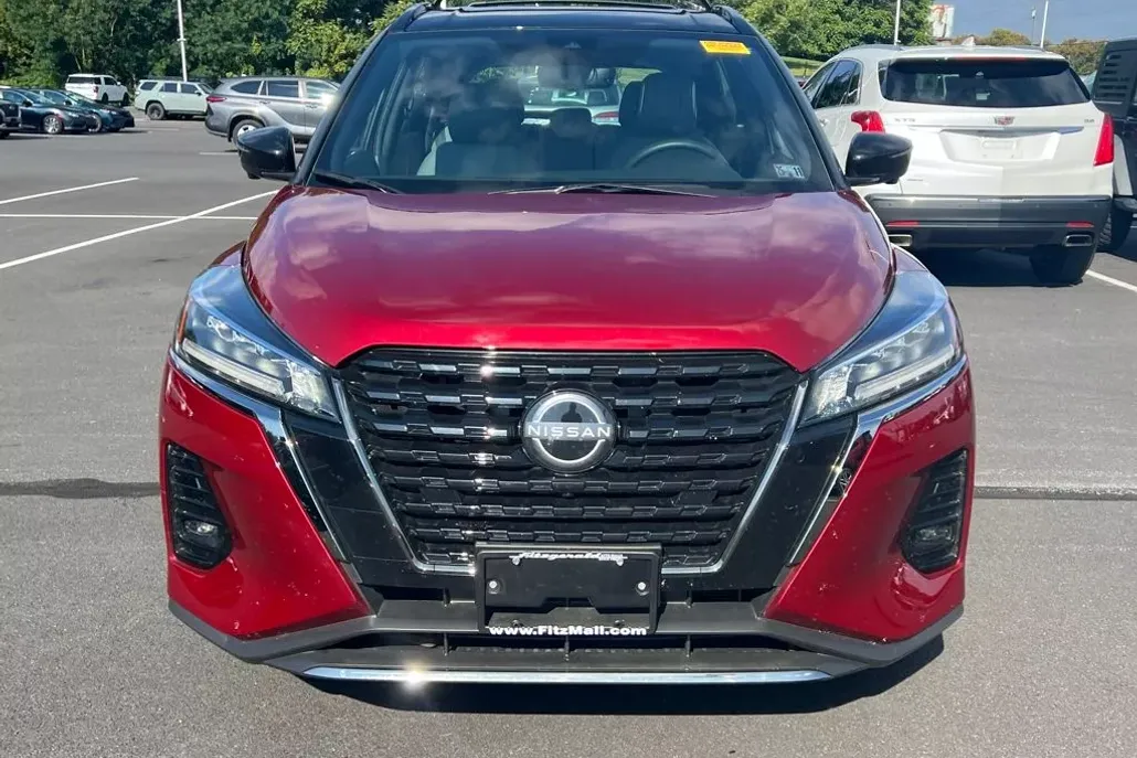 2024 Nissan Kicks SR photo 1
