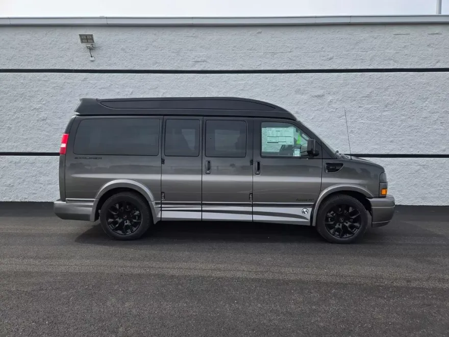 2025 Gmc Savana 2500 Cargo photo 1