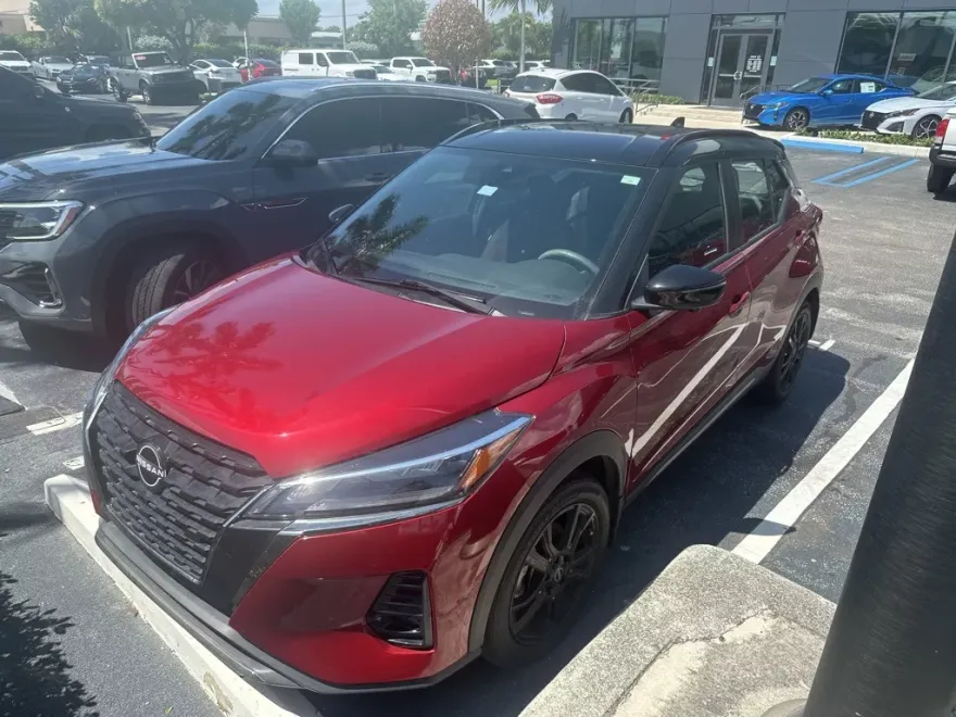 2023 Nissan Kicks SR photo 1