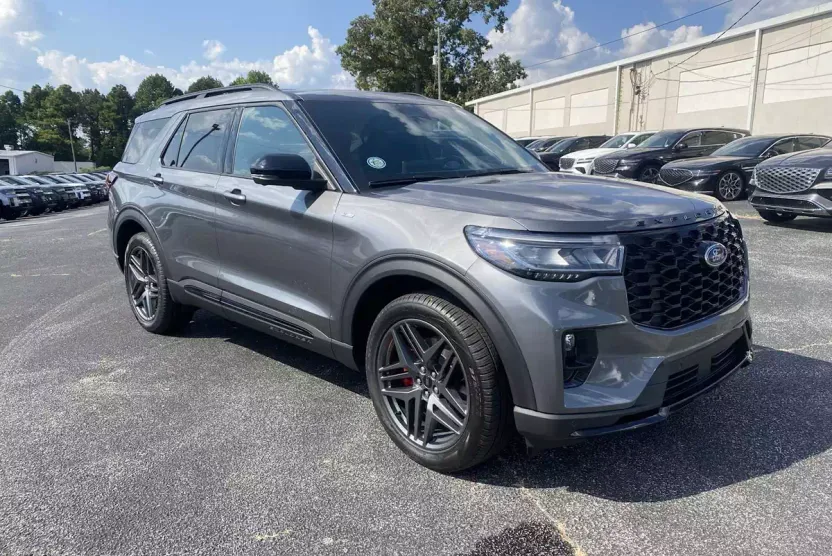 2025 Ford Explorer ST-Line photo 1