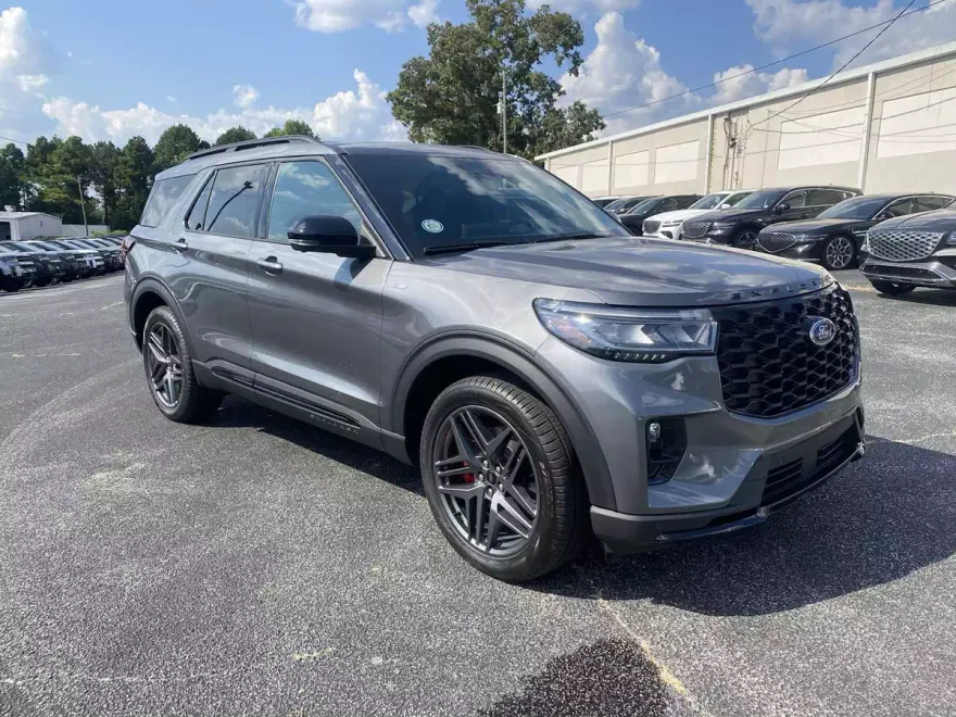 2025 Ford Explorer ST-Line photo 1