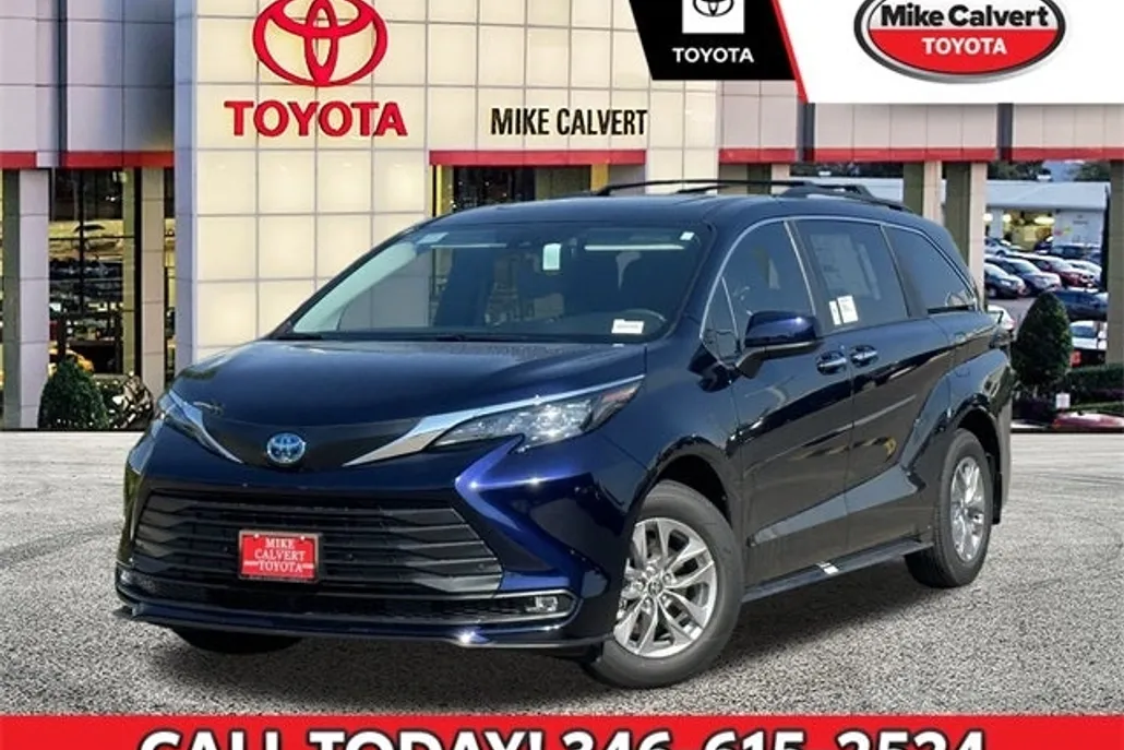 2025 Toyota Sienna LE photo 1