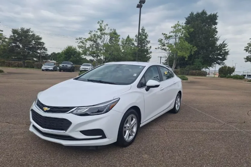 2018 Chevrolet Cruze LT photo 1