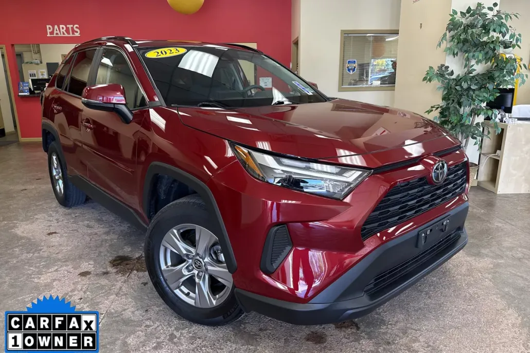 2023 Toyota RAV4 XLE photo 1