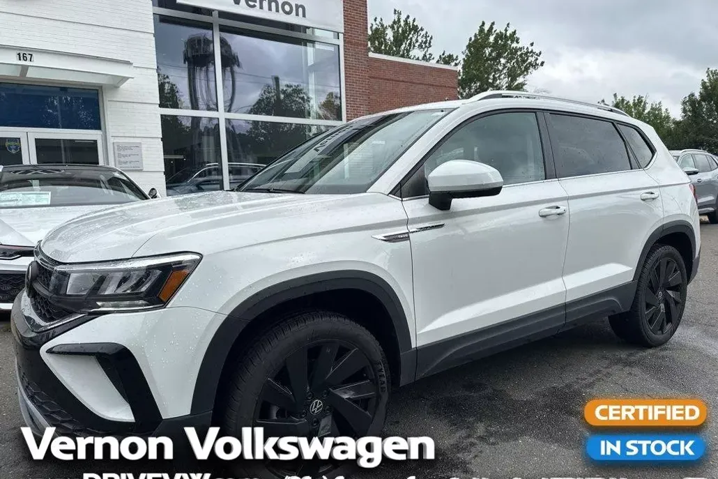 2024 Volkswagen Taos SE photo 1