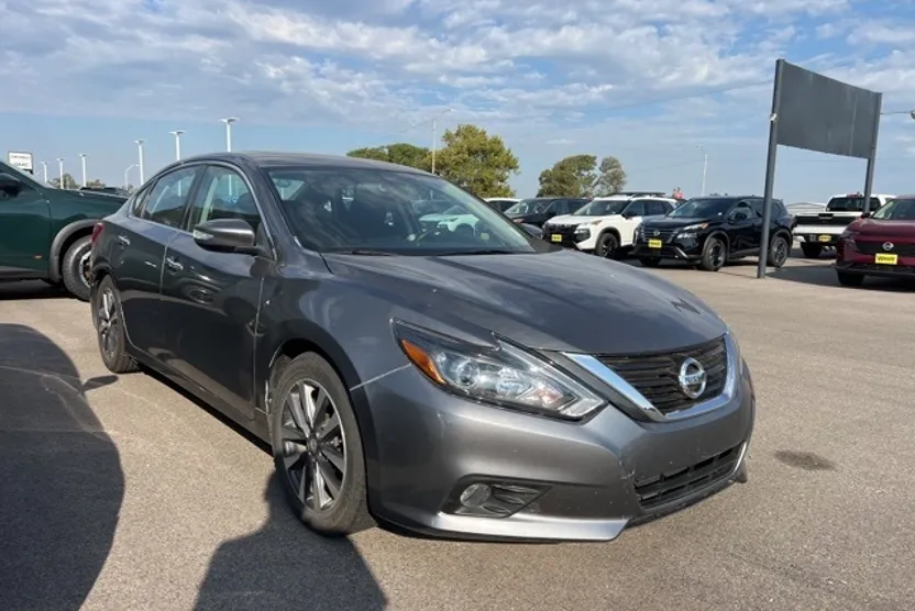 2017 Nissan Altima 2.5 SV photo 1