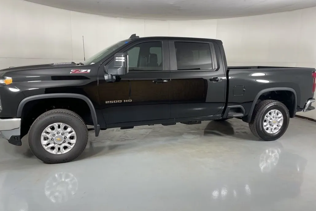 2026 Chevrolet Silverado 1500 LT photo 1