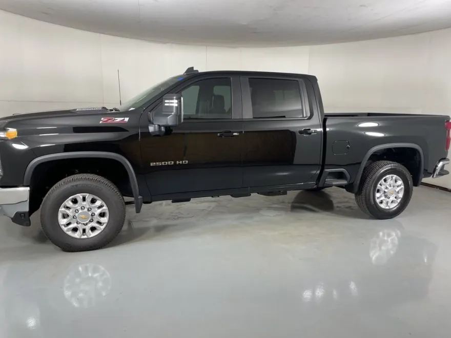 2026 Chevrolet Silverado 1500 LT photo 1