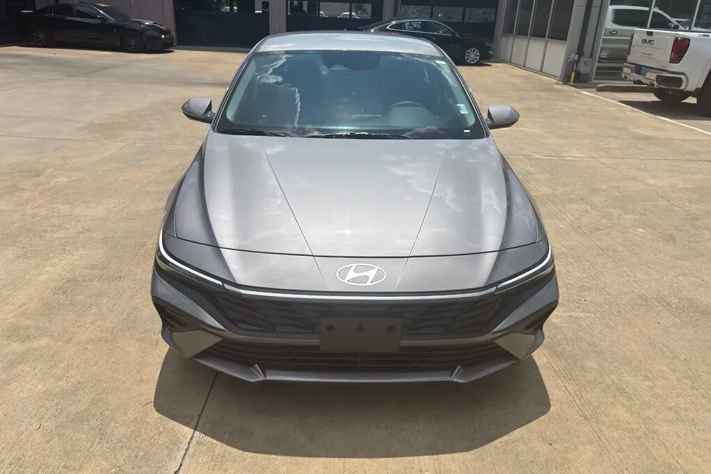 2024 Hyundai Elantra SE photo 1