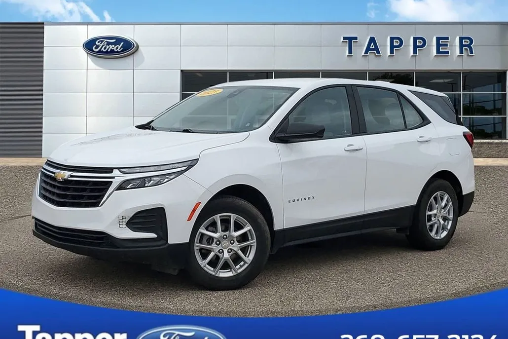 2023 Chevrolet Equinox LS photo 1