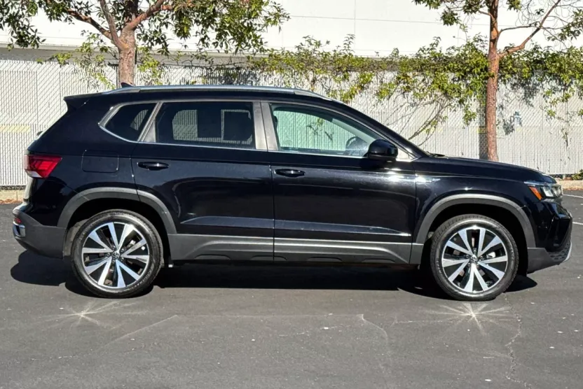 2024 Volkswagen Taos SE photo 1