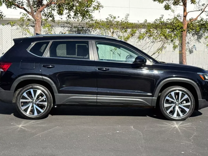 2024 Volkswagen Taos SE photo 1