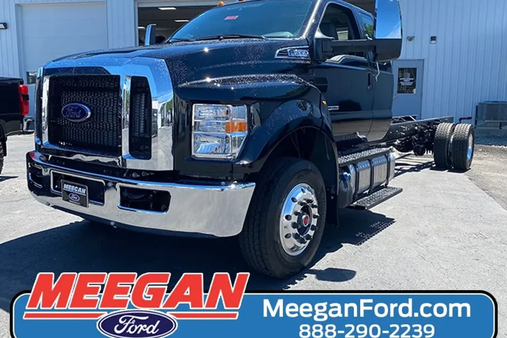 2025 Ford F-650 SuperCab photo 1