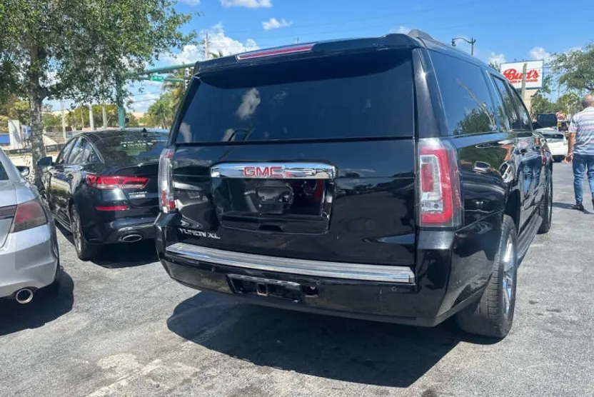 2017 Gmc Yukon XL Denali photo 1
